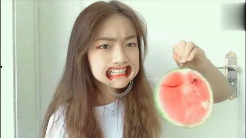 吃瓜嘴唇流血,嘴唇流血引关注